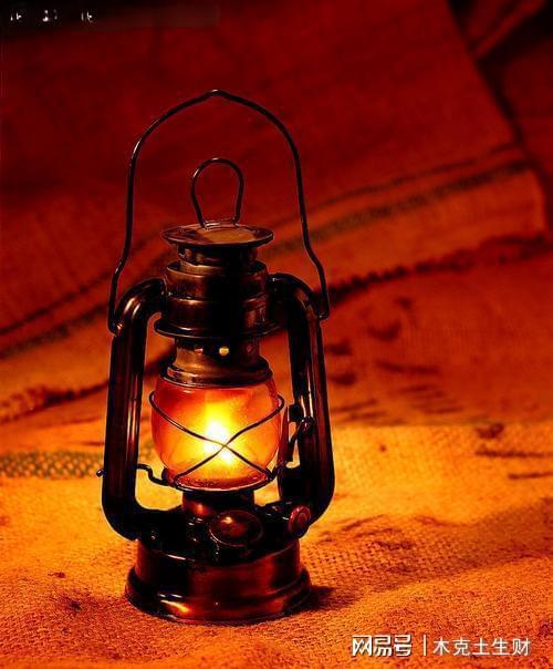 国产煤油灯测评视频播放,传统照明新体验，节能环保两不误