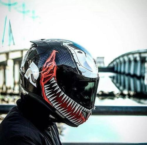 国产毒液头盔试戴视频教程,轻松掌握佩戴技巧