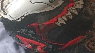 国产毒液头盔试戴视频教程,轻松掌握佩戴技巧  第3张